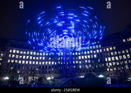 Londra, Regno Unito. 22 gennaio 2025. "Error" di Vendel & de Wolf al Westferry Circus al festival annuale gratuito delle luci invernali di Canary Wharf. 12 installazioni temporanee di artisti di luce di fama internazionale sono in mostra al pubblico dal 21 gennaio al 1° febbraio. Crediti: Stephen Chung / Alamy Live News Foto Stock