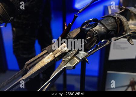 Primo piano di Edward Scissorhands guanti in costume di Colleen Atwood, mostra The World of Tim Burton, Design Museum, Londra, Inghilterra Foto Stock