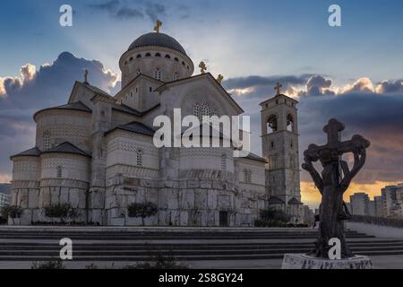La Cattedrale della Resurrezione di Cristo è una cattedrale del metropolita del Montenegro, nel quartiere di Podgorica, New Town. Foto Stock