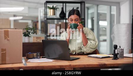 Box, e-commerce e donna con laptop, caffè e Internet con catena di fornitura, report sulle vendite e informazioni sul sito Web. Venditore, persona o imprenditore in carica Foto Stock