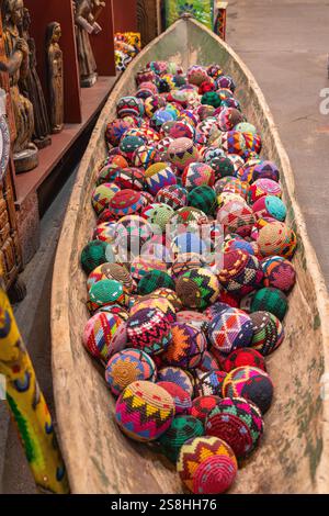 Antigua Guatemala, Sacatepequez, Guatemala. 9 marzo 2024. Sacchi all'uncinetto per la vendita in un mercato di Antigua Guatemala. Foto Stock