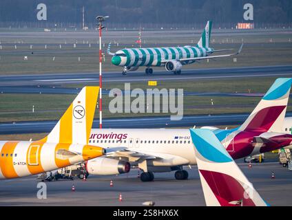 Flughafen Düsseldorf, Condor Flieger beim Start, NRW, Deutschland Flughafen Düsseldorf *** Aeroporto di Düsseldorf, Condor Aircraft decollo, NRW, Germania Düsseldorf Airport Foto Stock