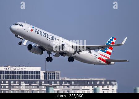 Aeroporto internazionale di Los Angeles Aeroporto 1-18-2025 Inglewood, CA USA American Airlines Airbus A321 N137AA, partenza da 24R all'aeroporto internazionale di Los Angeles Foto Stock