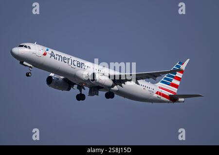 Aeroporto internazionale di Los Angeles Aeroporto 1-18-2025 Inglewood, CA USA American Airlines Airbus A321 N137AA, partenza da 24R all'aeroporto internazionale di Los Angeles Foto Stock
