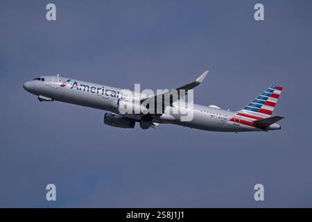 Aeroporto internazionale di Los Angeles Aeroporto 1-18-2025 Inglewood, CA USA American Airlines Airbus A321 N137AA, partenza da 24R all'aeroporto internazionale di Los Angeles Foto Stock