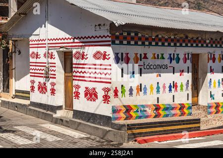 San Juan la Laguna, Solola, Guatemala. 12 marzo 2024. Murale su una piccola scuola in Guatemala. Foto Stock