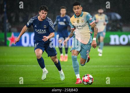 Parigi, Francia. 22 gennaio 2025. JOAO NEVES del PSG e SAVIO MOREIRA DE OLIVEIRA (Savinho) del Manchester City durante la partita di UEFA Champions League, fase MD7 tra il Paris Saint-Germain e il Manchester City al Parc des Princes Stadium. (Credit Image: © Matthieu Mirville/ZUMA Press Wire) SOLO PER USO EDITORIALE! Non per USO commerciale! Foto Stock