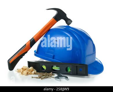 Utensili da falegname, elmetto e trucioli di legno su sfondo bianco Foto Stock