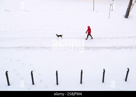 Pechino, Stati Uniti. 21 gennaio 2025. Una donna cammina un cane sulla neve a New Orleans, Louisiana, Stati Uniti, il 21 gennaio 2025. Crediti: LAN Wei/Xinhua/Alamy Live News Foto Stock
