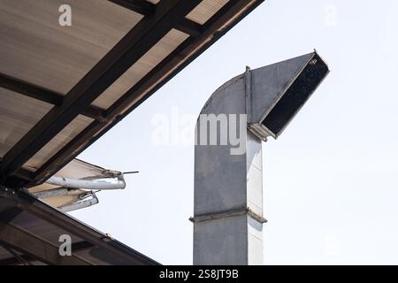 Condotto dell'aria e sistema di ventilazione realizzati in lamiere di metallo all'esterno della cucina di un ristorante. Foto Stock