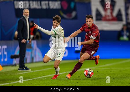 Lipsia, Germania. 22 gennaio 2025. Daniel Braganca (23) dello Sporting CP e Willi Orban dell'RB Leipzig visto durante la partita di UEFA Champions League tra RB Leipzig e Sporting CP alla Red Bull Arena di Lipsia. Credito: Gonzales Photo/Alamy Live News Foto Stock