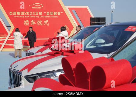 YANTAI, CINA - 23 GENNAIO 2025 - i dipendenti premiati posano per una foto durante la cerimonia di premiazione del Jierui Group 2024 Golden Key Award a Yantai, Foto Stock