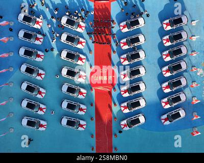 YANTAI, CINA - 23 GENNAIO 2025 - le auto premiate sono schierate alla cerimonia di presentazione del "Golden Key Award" del gruppo Jierui 2024 il 23 gennaio 2025 Foto Stock