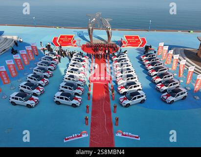 YANTAI, CINA - 23 GENNAIO 2025 - i dipendenti eccezionali hanno ricevuto il "Golden Key Award" durante la cerimonia di premiazione del "Golden KE 2024" del gruppo Jierui Foto Stock