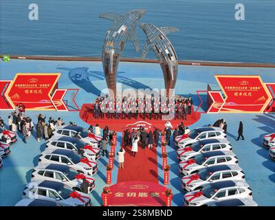 YANTAI, CINA - 23 GENNAIO 2025 - i dipendenti eccezionali hanno ricevuto il "Golden Key Award" durante la cerimonia di premiazione del "Golden KE 2024" del gruppo Jierui Foto Stock