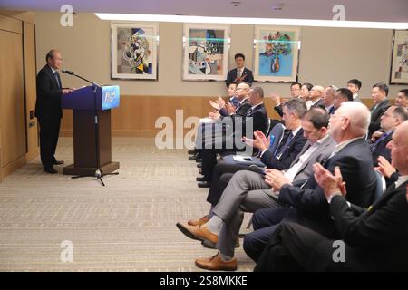 Tel Aviv, Israele. 22 gennaio 2025. L'Ambasciatore cinese in Israele Xiao Junzheng affronta l'evento del decimo anniversario della celebrazione del Changzhou Innovation Park Cina-Israele a Tel Aviv, Israele, il 22 gennaio 2025. In risposta all'evento, l'ambasciatore cinese in Israele Xiao Junzheng ha evidenziato il significato del parco, che è stato ufficialmente inaugurato nel gennaio 2015. Crediti: Chen Junqing/Xinhua/Alamy Live News Foto Stock