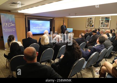 Tel Aviv, Israele. 22 gennaio 2025. L'Ambasciatore cinese in Israele Xiao Junzheng affronta l'evento del decimo anniversario della celebrazione del Changzhou Innovation Park Cina-Israele a Tel Aviv, Israele, il 22 gennaio 2025. In risposta all'evento, l'ambasciatore cinese in Israele Xiao Junzheng ha evidenziato il significato del parco, che è stato ufficialmente inaugurato nel gennaio 2015. Crediti: Chen Junqing/Xinhua/Alamy Live News Foto Stock