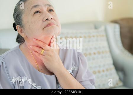 Primo piano ritratto donna anziana malata, con una grave infezione, dolore al petto, che sembra malata, che cerca di prendere fiato. Copia spazio. Foto Stock