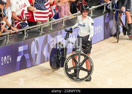 Parigi, Francia. 11 agosto 2024. PARIGI, FRANCIA - 11 AGOSTO: Jennifer Valente degli Stati Uniti gareggia nel Keirin maschile durante il giorno 15 del Ciclismo - pista - Giochi Olimpici Parigi 2024 al Velodromo di Saint-Quentin-en-Yvelines l'11 agosto 2024 a Parigi, Francia. (Foto di Andre Weening/Orange Pictures) credito: Orange Pics BV/Alamy Live News Foto Stock
