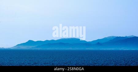 Meer und Gebirge in blaue Farbe getaucht, Tharros, Europa, Provinz Oristano, Italien Foto Stock