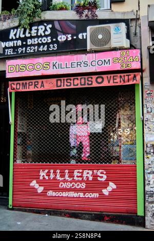Madrid, Spagna - 23 gennaio 2025: Facciata di un negozio di dischi a Madrid, Spagna, con cartelli colorati e pubblicità per dischi in vinile e CD perfetti per la r Foto Stock