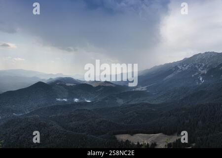 Nuvole sui monti Piatra Craiului in Romania. Paesaggio estivo del Parco Nazionale di Piatra Craiului. Foto Stock