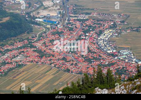 Città di Zarnesti in Romania. Vista aerea dalle montagne di Piatra Craiului. Foto Stock