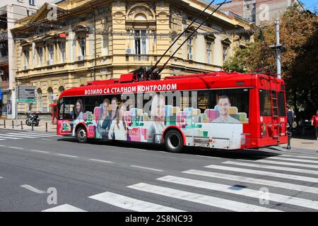 BELGRADO, SERBIA - 15 AGOSTO 2012: Filobus elettrico AKSM-321 a Belgrado, Serbia. Foto Stock