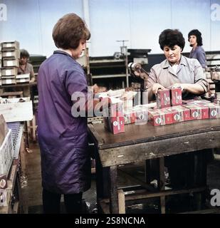 Le donne lavoratrici su Pronto sempre le batterie della linea di produzione degli anni sessanta la Gran Bretagna British Regno Unito Foto Stock