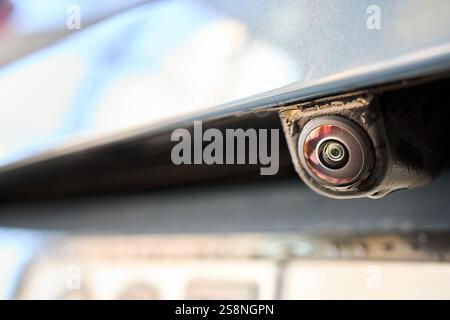 Telecamera per la visione posteriore dell'auto, sensore di parcheggio, accessorio retromarcia, nuova Spycam del veicolo con gocce d'acqua. Primo piano della telecamera posteriore di un'auto di lusso per il parcheggio automatico Foto Stock