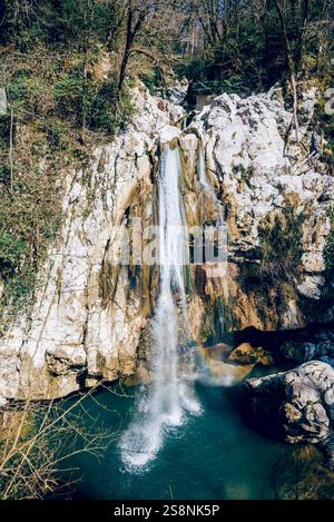 Pittoresca cascata con un potente flusso d'acqua, un paesaggio naturale nel parco nazionale Sochi Russia Foto Stock