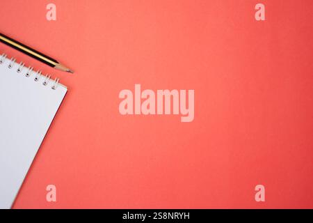 Crea un mockup per i designer. Sfondo multicolore con blocco note, matita, penna. Gli strumenti per prendere appunti adesivi sono disposti su uno sfondo colorato per la pianificazione Foto Stock
