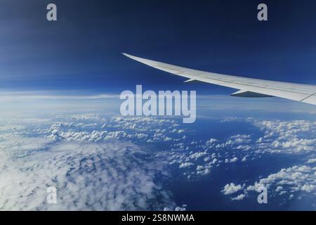 Sopra le nuvole sull'Oceano Indiano, Baia del Bengala. Vista dalla finestra dell'aeromobile durante un volo da Phuket ad Abu Dhabi con la compagnia aerea Etihad. Foto Stock