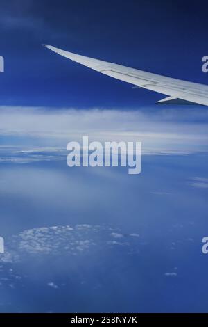 Cielo blu, strutture nuvolose sul Mar Arabico. Vista dalla finestra dell'aeromobile durante un volo da Phuket ad Abu Dhabi con la compagnia aerea Etihad. Ala Foto Stock