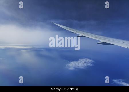 Cielo blu, strutture nuvolose sul Mar Arabico. Vista dalla finestra dell'aeromobile durante un volo da Phuket ad Abu Dhabi con la compagnia aerea Etihad. Ala Foto Stock