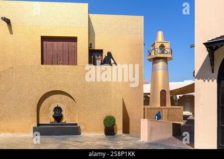 Doha, Qatar - 4 gennaio 2025: La facciata dorata della moschea nel Villaggio culturale di Katara, che mostra il suo design architettonico e culturale unico Foto Stock