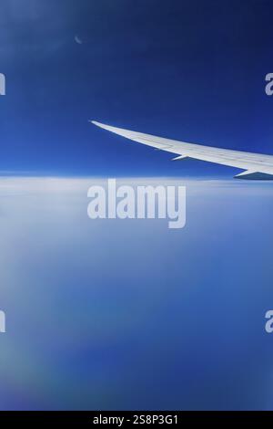 Cielo blu, strutture nuvolose sul Mar Arabico. Vista dalla finestra dell'aeromobile durante un volo da Phuket ad Abu Dhabi con la compagnia aerea Etihad. Ala Foto Stock