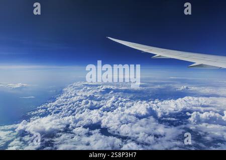 Sopra le nuvole sull'Oceano Indiano. A sinistra, la costa dell'India. Vista dalla finestra dell'aeromobile durante un volo con la compagnia aerea Etihad. S. Blu Foto Stock