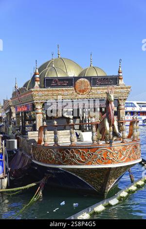 Vista dal ponte Galata, Galata Koepruesue, sul mercato e la bancarella di pesce nel quartiere di Eminoenue, Corno d'Oro, Halic, Istanbul, Turchia, Asia, AN o. Foto Stock