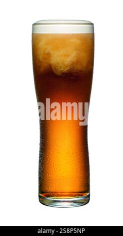 Una pinta versata di birra per decantare Foto Stock