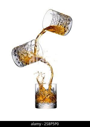Bicchieri di whisky rotolanti per preparare un frullato Foto Stock