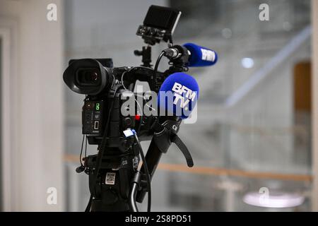 Parigi, Francia. 23 gennaio 2025. Illustrazione del microfono del canale BFMTV e della telecamera presso il tribunale di Parigi, Francia, il 23 gennaio 2025. Foto di Tomas Stevens/ABACAPRESS. COM credito: Abaca Press/Alamy Live News Foto Stock