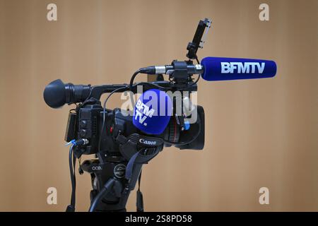 Parigi, Francia. 23 gennaio 2025. Illustrazione del microfono del canale BFMTV e della telecamera presso il tribunale di Parigi, Francia, il 23 gennaio 2025. Foto di Tomas Stevens/ABACAPRESS. COM credito: Abaca Press/Alamy Live News Foto Stock