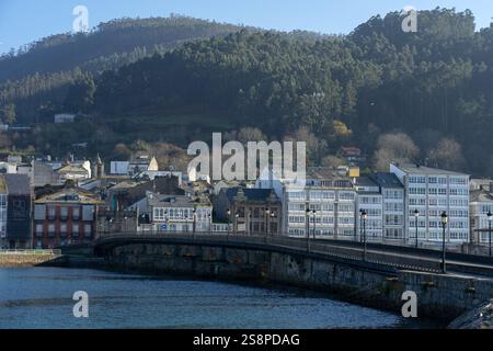 VIVEIRO, SPAGNA - 17 DICEMBRE 2021: Vista del bellissimo villaggio di Viveiro riflessa sull'estuario in una giornata di sole, provincia di Lugo, Galizia, Spagna. Foto Stock