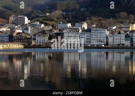 VIVEIRO, SPAGNA - 17 DICEMBRE 2021: Vista del bellissimo villaggio di Viveiro riflessa sull'estuario in una giornata di sole, provincia di Lugo, Galizia, Spagna. Foto Stock