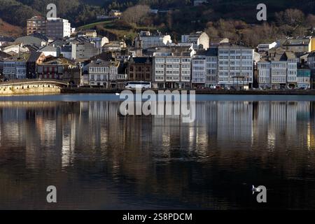 VIVEIRO, SPAGNA - 17 DICEMBRE 2021: Vista del bellissimo villaggio di Viveiro riflessa sull'estuario in una giornata di sole, provincia di Lugo, Galizia, Spagna. Foto Stock