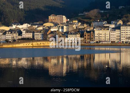 VIVEIRO, SPAGNA - 17 DICEMBRE 2021: Vista del bellissimo villaggio di Viveiro riflessa sull'estuario in una giornata di sole, provincia di Lugo, Galizia, Spagna. Foto Stock