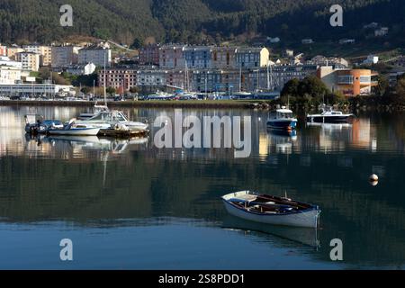 VIVEIRO, SPAGNA - 17 DICEMBRE 2021: Vista del bellissimo villaggio di Viveiro riflessa sull'estuario in una giornata di sole, provincia di Lugo, Galizia, Spagna. Foto Stock