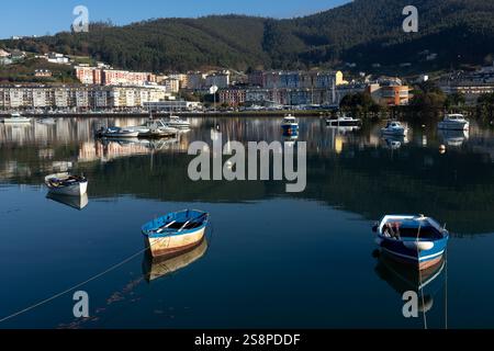 VIVEIRO, SPAGNA - 17 DICEMBRE 2021: Vista del bellissimo villaggio di Viveiro riflessa sull'estuario in una giornata di sole, provincia di Lugo, Galizia, Spagna. Foto Stock
