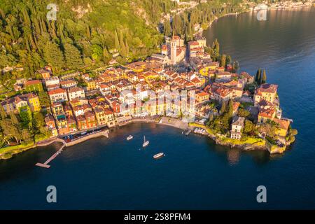Veduta aerea della città di Varenna, Lago di Como, al tramonto d'estate. Varenna, distretto di Lecco, Lombardia, Italia, Europa. Foto Stock